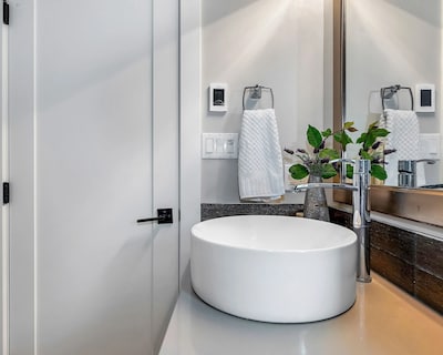 Garden suite middle of Victoria close to highways