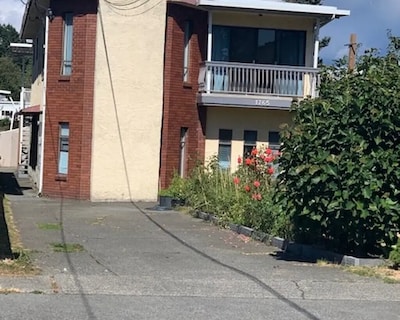 Cozy and cheerful 4-bedroom home with free parking on premises