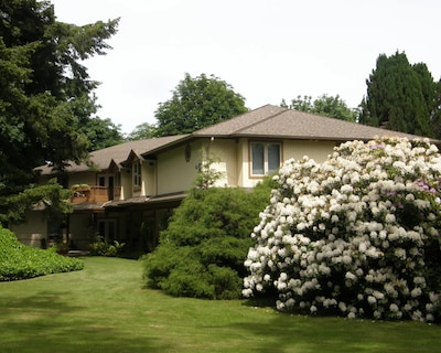Cedar Wood Lodge Bed & Breakfast Inn