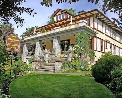 Abbeymoore Manor Bed & Breakfast Inn