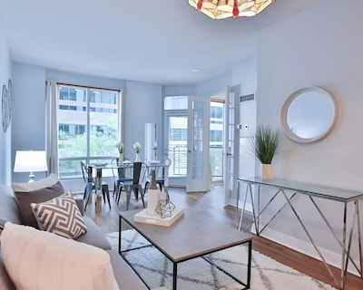 Yorkville Bloor Suites- 2 minutes walk to Transit