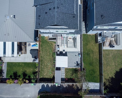 Quiet cozy 2bedroom 1 bathroom private entry suite near Skytrain/transit