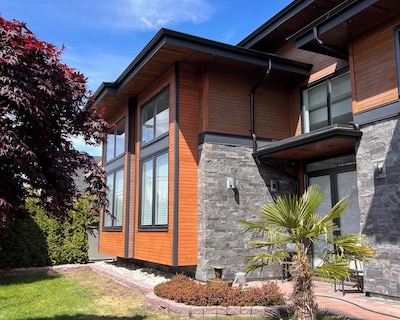 Brand New Luxury Loft With Huge Living Room And King Bed Room – 13 Mins From Yvr