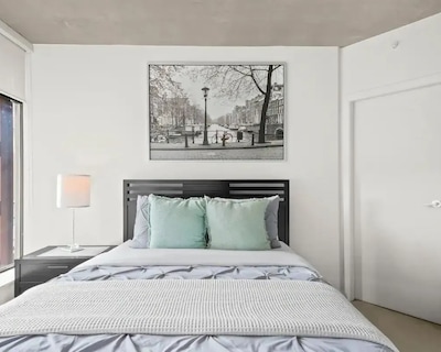 Spacious 2BR Downtown Vancouver Condo Free Parking