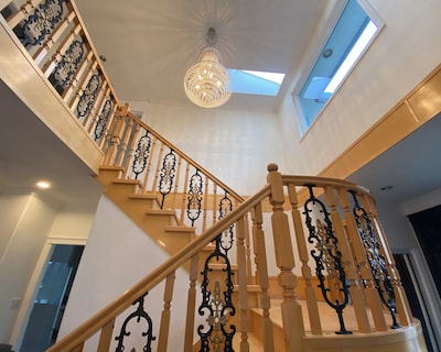 5 Minutes away from Edmonds Station! Ideal location for all events & attractions