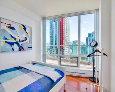 Luxury 2BR Designer Apartment In The Heart Of Downtown!