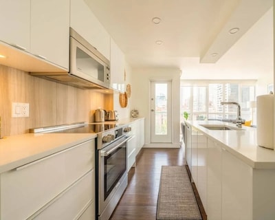Sunset Beach Walk 2bd+2ba+1prk Yaletown